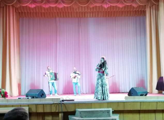 Артисты ансамбля «Злато-Серебро» выступили в «Берёзовой роще»